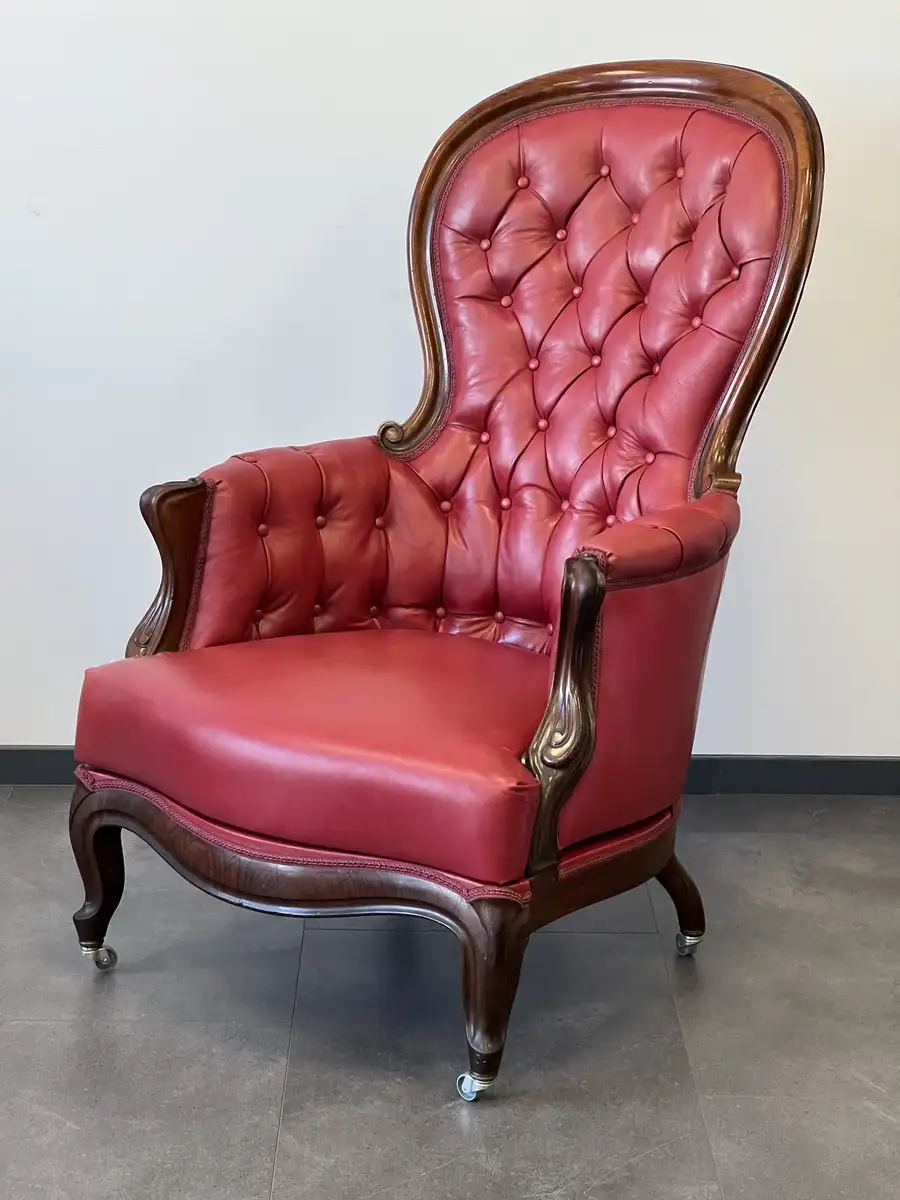 Antiker Sessel mit Knopfheftung, nachher