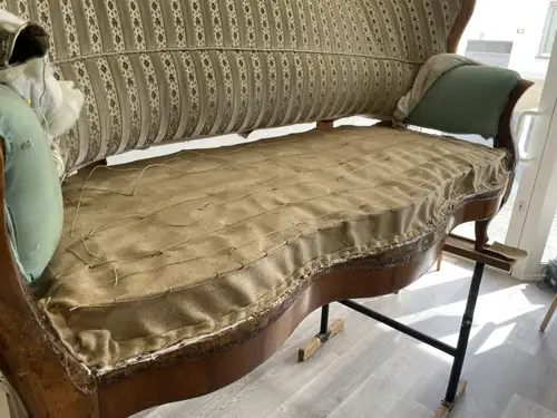 Louis-Philippe-Sofa in Arbeit