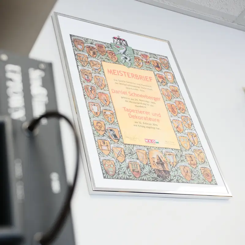 Meisterbrief an der Wand der Werkstatt