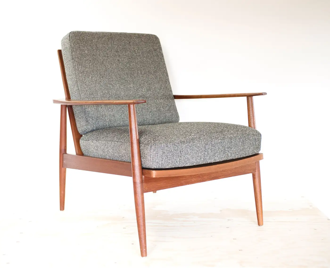 Mid-Century-Sessel von Walter Knoll mit Teakgestell und losen Kissen in Grau
