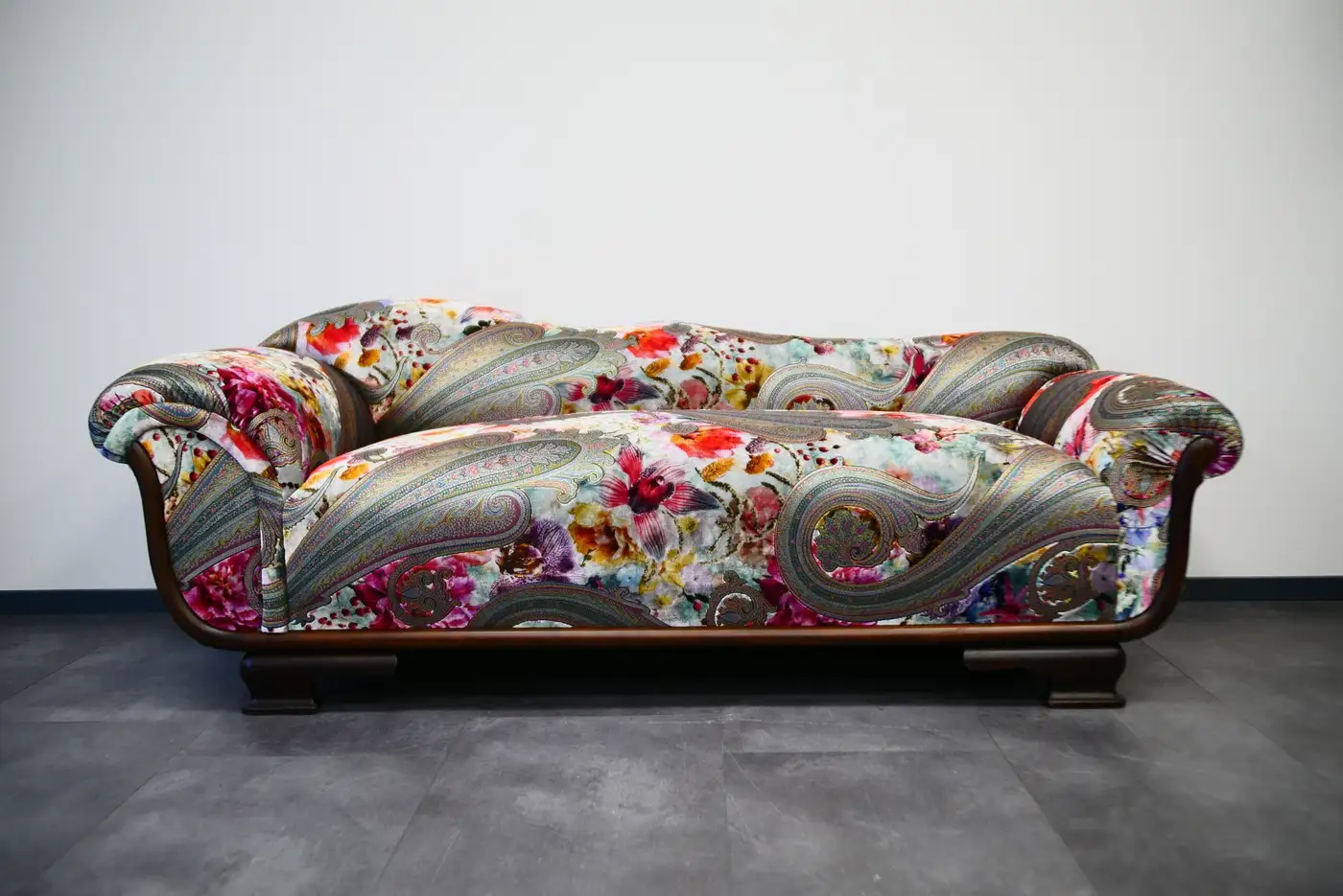 Antikes Sofa mit Holzsockel, neu bezogen in Paisley-Samt